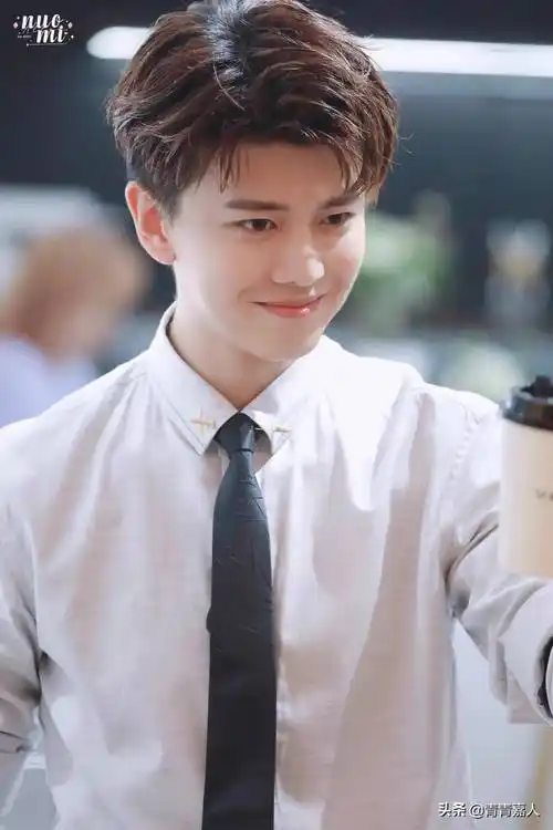 原创任嘉伦现身央视春晚彩排暖心护住他人安全细节之处见人品