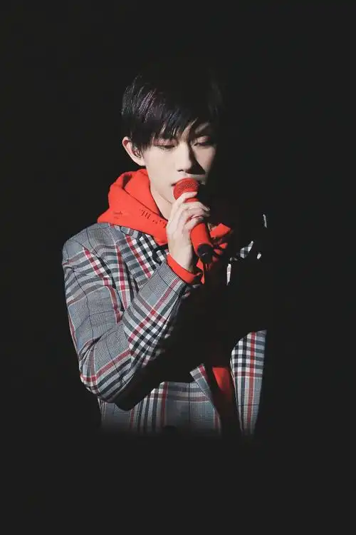 易烊千玺18岁生日会