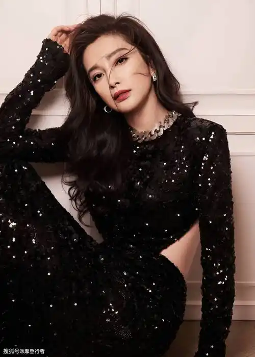 李冰冰身穿一袭黑色亮片修身裙,勾勒出她的完美曲线-爱读书