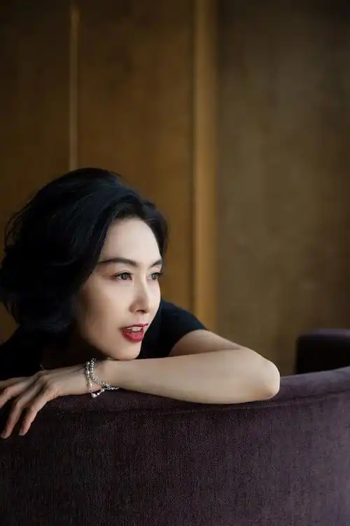 依旧是大话西游里的那个女神啊傲娇的锁骨,s型的身材,#朱茵身材#太让