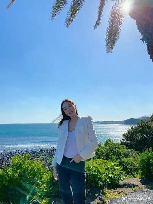 郑秀妍海边唯美写真,晚霞余晖之下勾勒她的窈窕曲线,令人陶醉