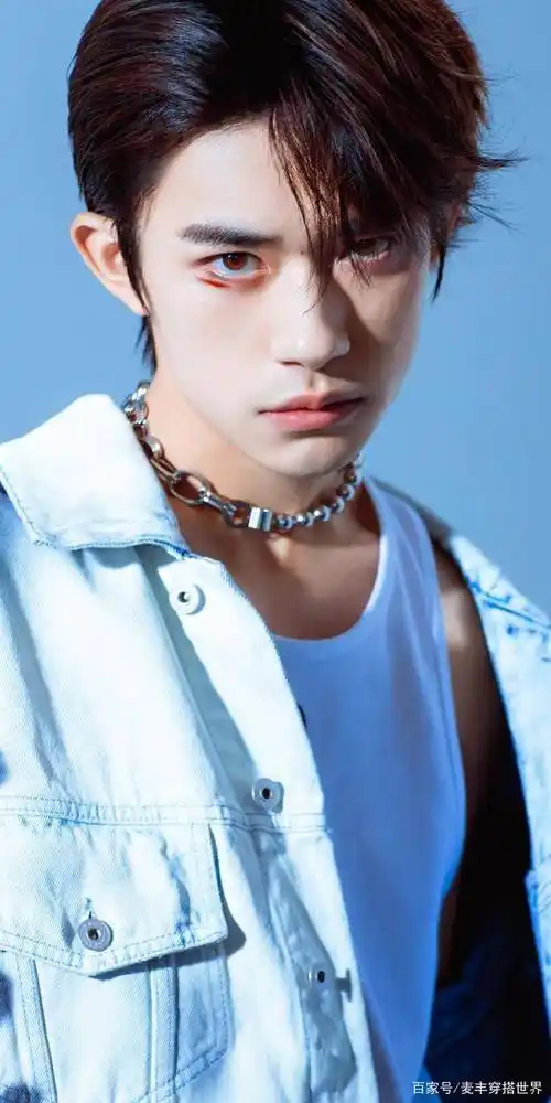 易烊千玺新写真,背心配牛仔衣脖子上的链子比手指都粗,眼神好酷_少年