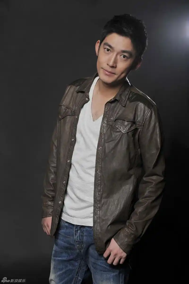 曝出张博(饰演马小东)昔日一组定妆照,照片中的张博大走卖萌搞怪风格