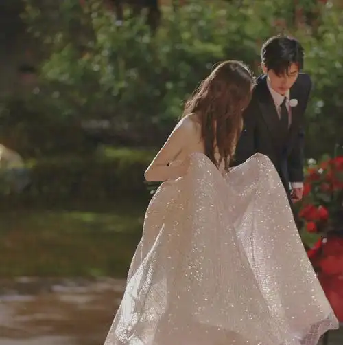 蔡徐坤跑男路透(帮baby提裙子)