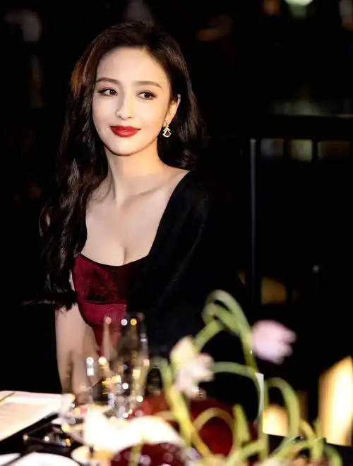 佟丽娅身穿酒红色丝绒礼服出席活动,优雅贵气!_造型_长裙_身材