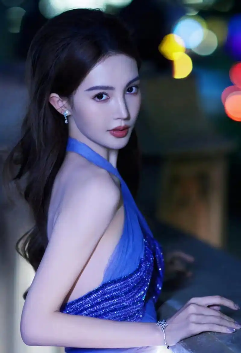 金晨今晚红毯造型真的美翻了,蓝色拖尾长裙加上高颅顶公主头再加上