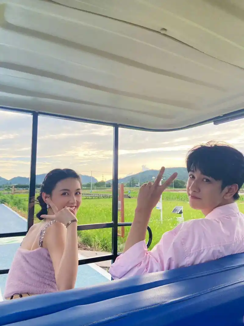 蒋依依发和敖子逸合照  以后也要一起哦