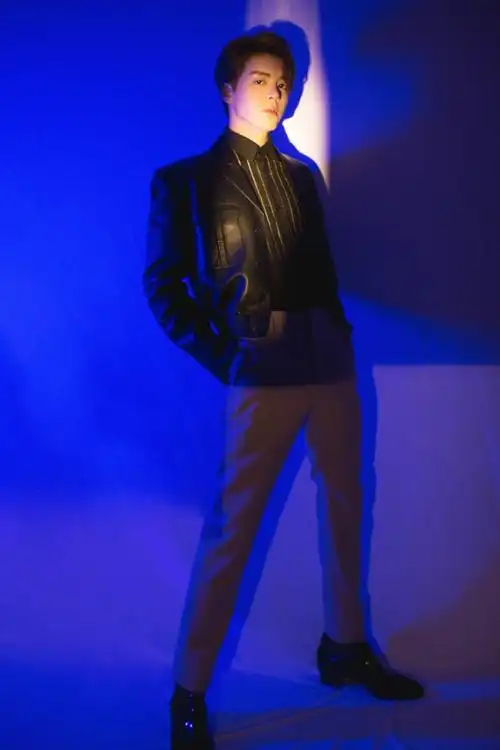 曾舜晞黑色皮衣夹克卡其色长裤时尚写真