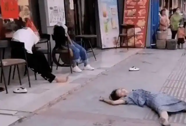 回顾三名少女醉卧街头上演贵妃醉酒一举一动令人膛目结舌