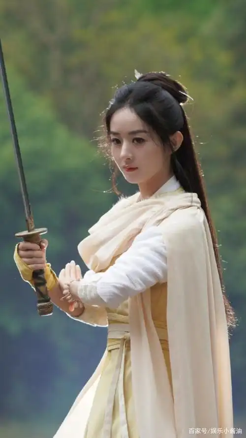 《有翡》赵丽颖淡黄色衣服高清壁纸分享,谈恋爱后变漂亮温柔了!