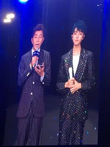 大左虚报身高了吧?180?三字178看着比他高