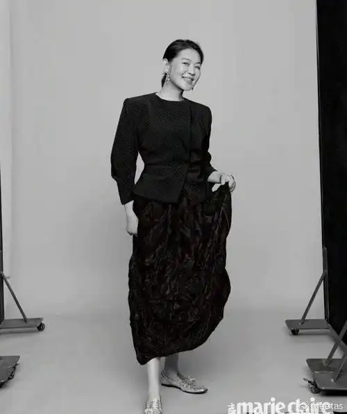 倪萍罕见走机场变高调穿着朴素身子骨硬朗戴全套金首饰更抢眼