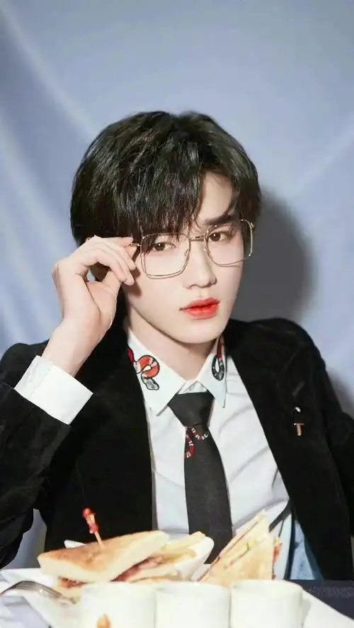 建议金丝眼镜造型半永久#宋亚轩这张脸和金丝眼镜就很适配啊!