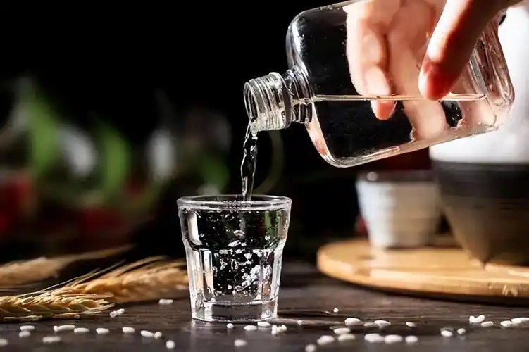 "喝白酒"和"喝啤酒",哪个对身体伤害大?建议男性来了解