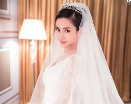 谢娜的婚纱自然不是小品牌,是有著名婚纱设计师兰玉小姐亲手设计的.