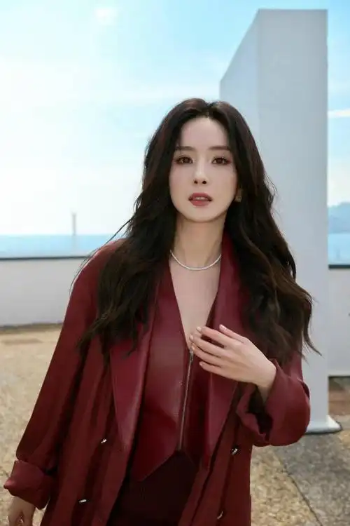 杨幂穿复古红色风衣大秀长腿 霸气回眸又a又飒