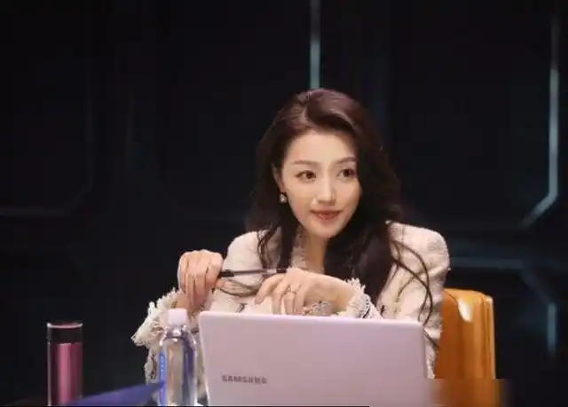 正青春董欣然职场穿搭可甜可咸女配演成女主