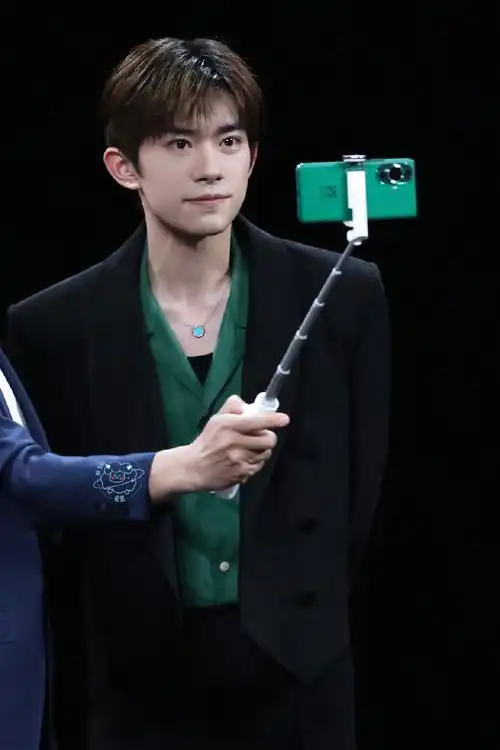 易烊千玺超话2023 /0417 /230417华为nova11发布会神的冷峻#易烊千玺