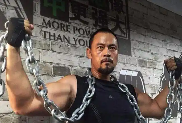 晋松健身肌肉照,彰显硬汉本质,被称为"国内版施瓦辛格"