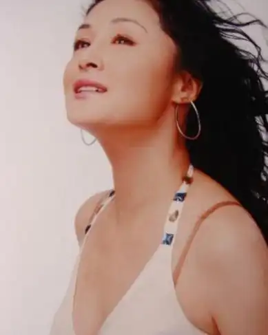 赵本山44岁小姨子于月仙近照皮肤水嫩性感美艳