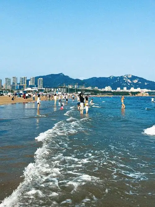 小众旅行地奇遇分享# 青岛的石老人海水浴场,这里的海水清澈,沙滩