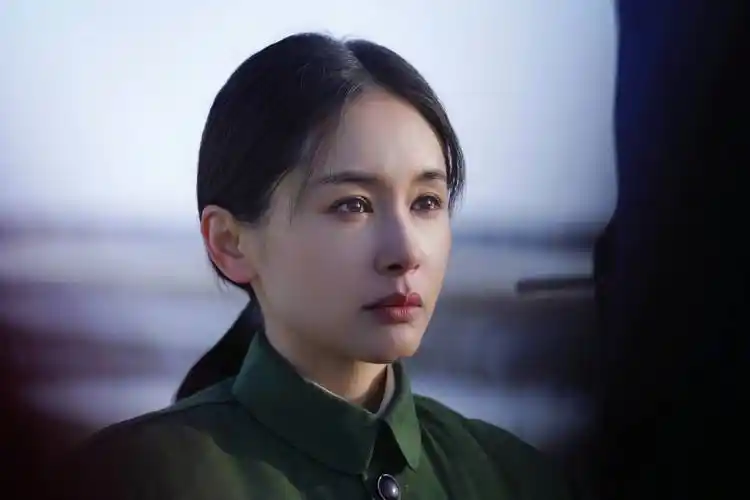 凭借叶文洁一角,王子文在2023年还不够资格封个神么_生活_穿着_动作