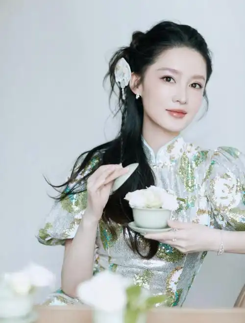 李沁身着m essential 特别定制银雅绣布旗袍式礼服出席《庆余年2》