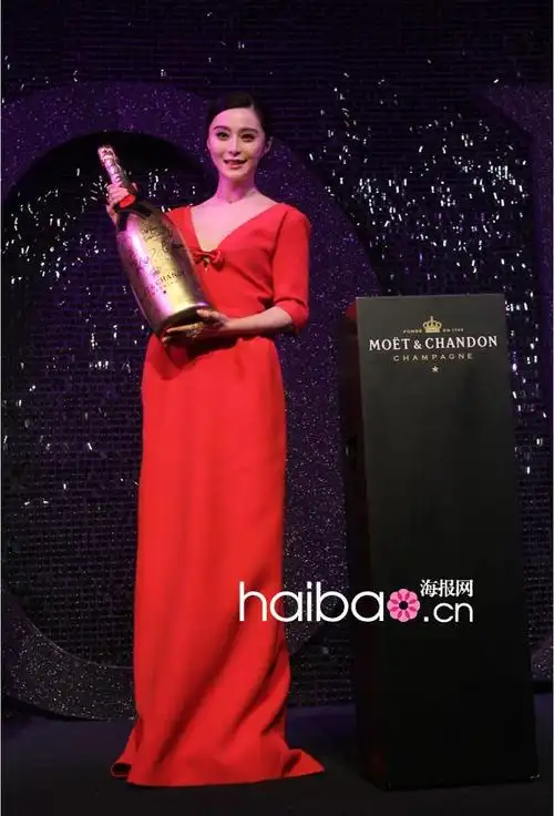 范冰冰亮相酩悦香槟庆典,身着红色深v曳地长裙好妩媚!