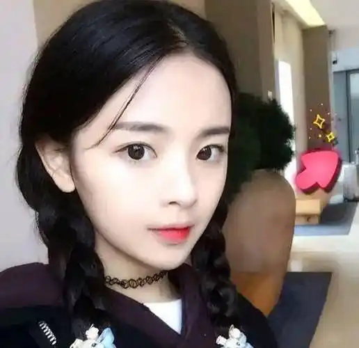 原创杨超越从餐厅服务员到女偶像让多少二代们把不服气咽回了肚子