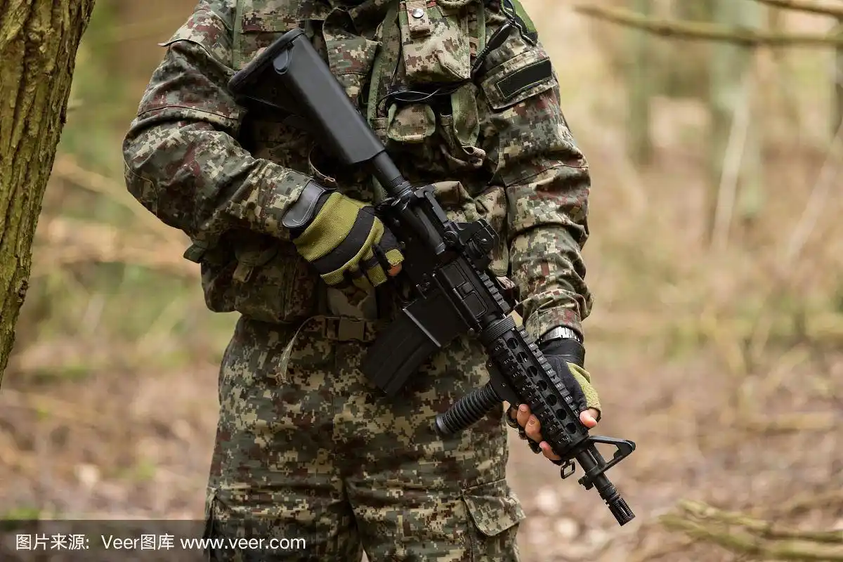 士兵们在针叶林里拿着枪