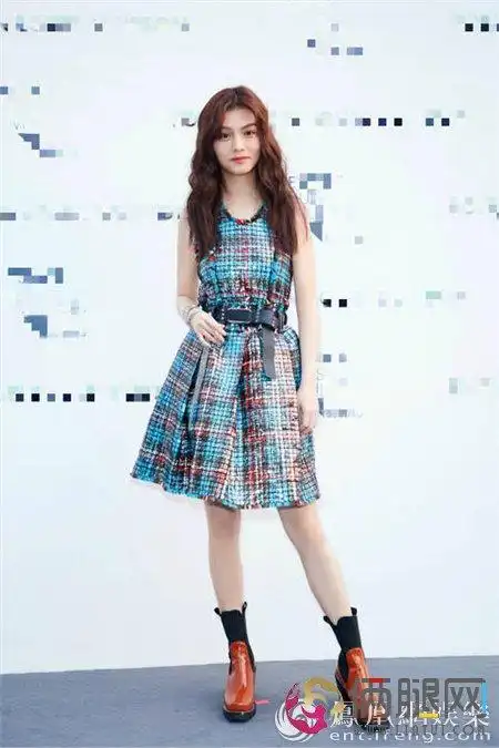 春夏受邀观展 造型时髦分享艺术见解|春夏|艺术|时髦_俩腿娱乐新闻网