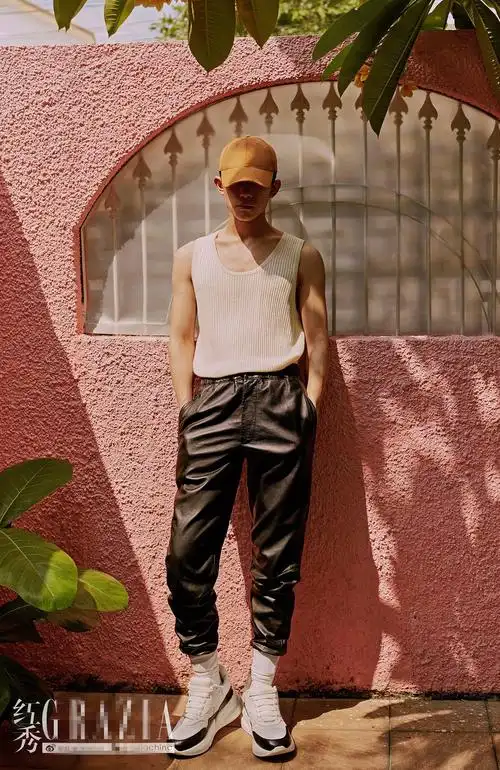 易烊千玺再登红秀grazia封面少年野性不羁释放自我