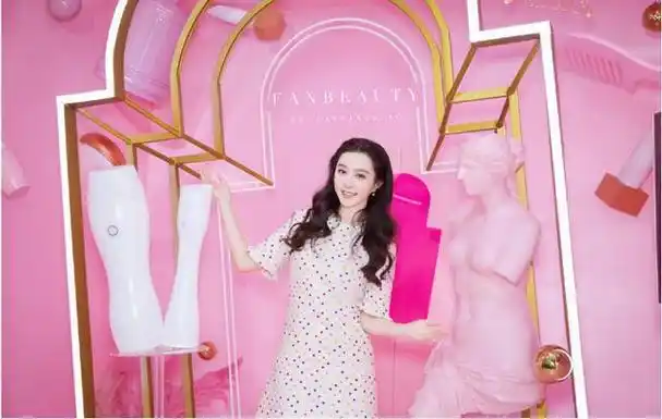 范冰冰一改御姐范大波浪卷发甜美彩妆一袭波点连衣裙嫩回18岁