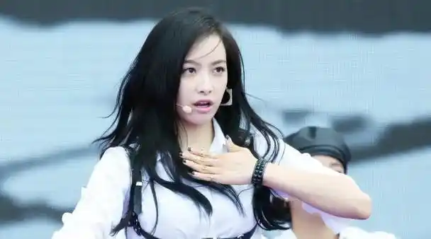 没想到2024刚开年37岁的宋茜就打出了一副王炸