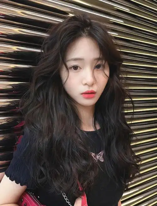 氛围感烫发卷发女孩蓬松显发量