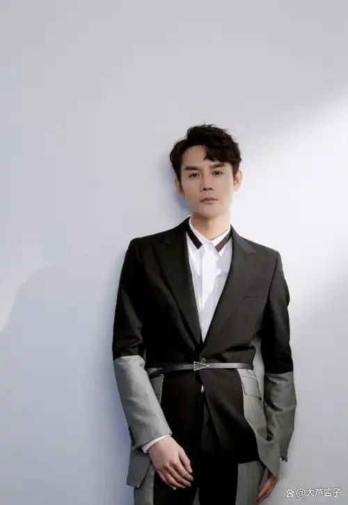 长得丑别硬穿西装!这10位男星告诉你,什么是潇洒俊朗贵气逼人