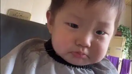 萌娃在理发时委屈哭了,大人不让哭只好又憋回去
