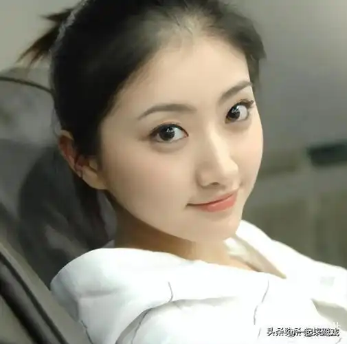 景甜,她的五官线条清晰,眼睛明亮且灵动,眼睫毛又浓又密,鼻子立体挺拔