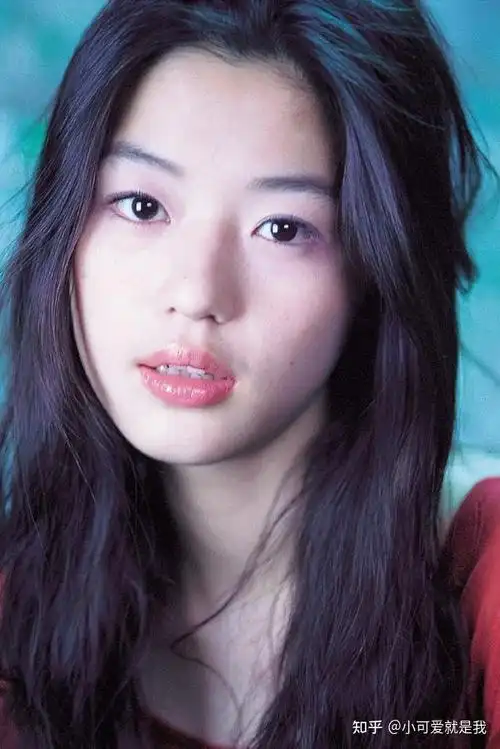 但是全智贤不是,她特别是年轻的时候的样子,各个角度,各种表情,极度多