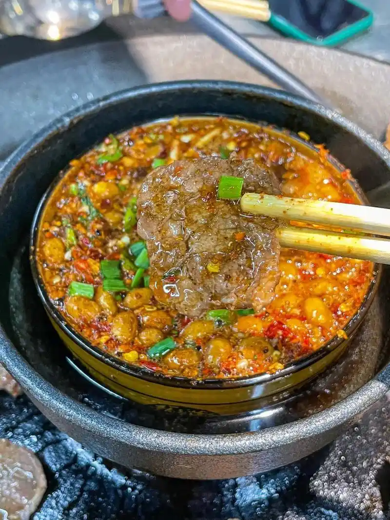 在义乌也能吃到正宗的贵州烙锅啦  13890一大桌11个菜4 - 抖音