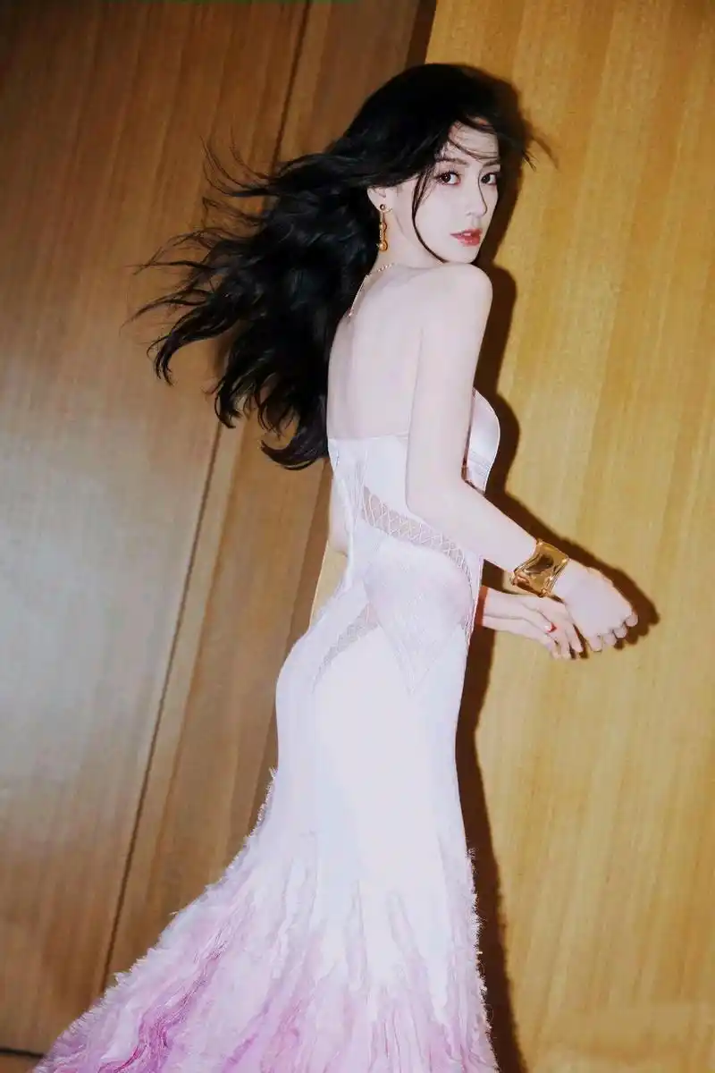 杨颖「angelababy」时尚芭莎造型美到爆炸