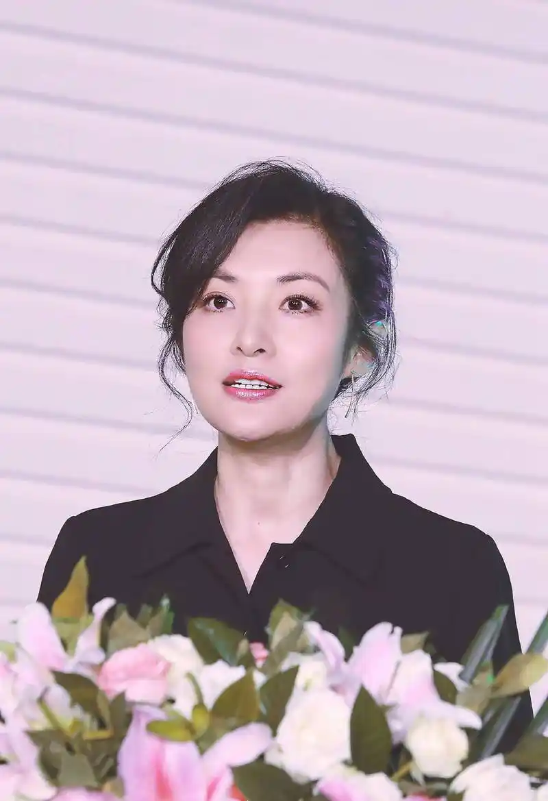 周涛和董卿都是中国央视的知名女主持人,但她们选择了不同的路