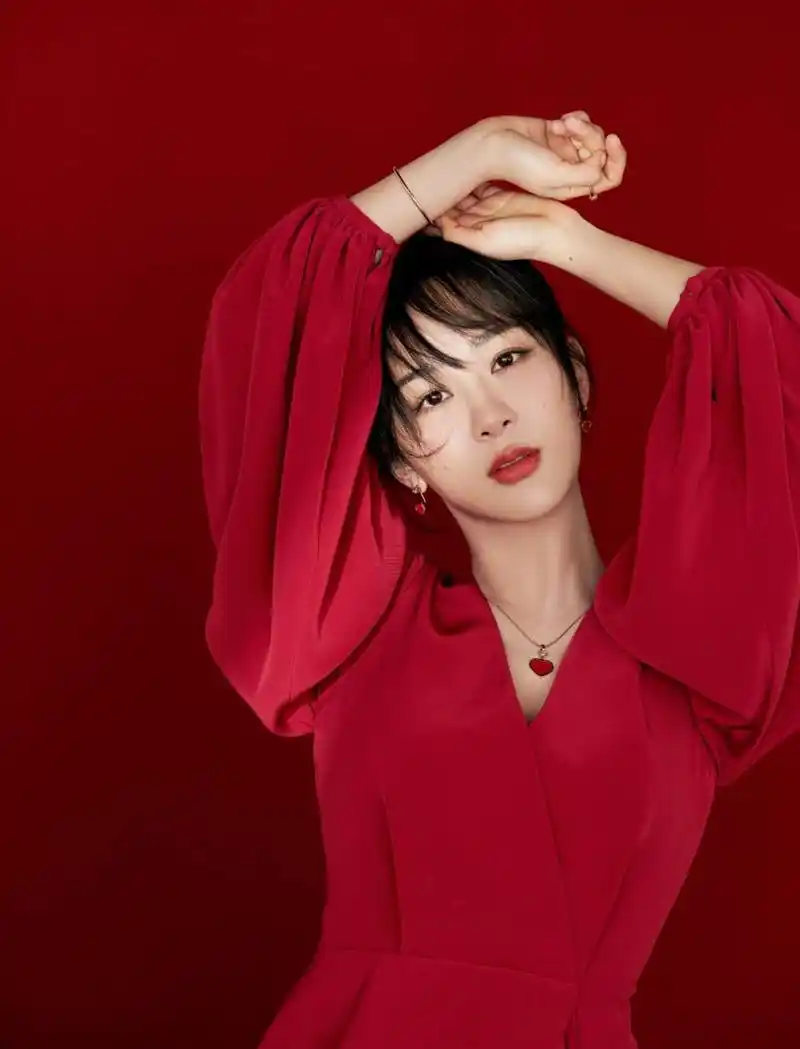 组图:杨紫红色泡泡袖长裙复古优雅 麻花辫编发不失可爱俏皮