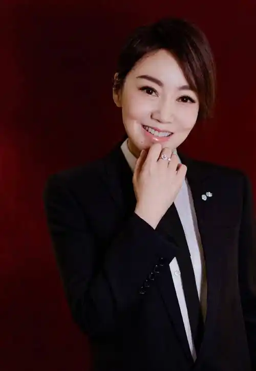 闫妮突破风格大片曝光,暗黑系造型大气时尚,佟掌柜美翻啦_黑色_套装_