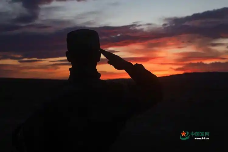 近日,新疆军区某团官兵拍摄了一组剪影作品带你了解边关军人的使命与