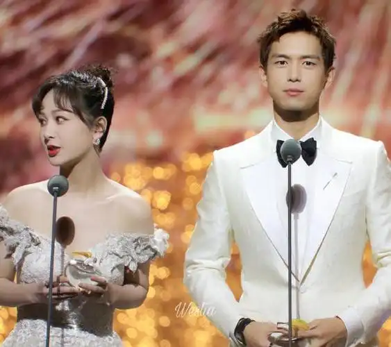 不是拍的杨紫和李现终于合照了嘉年华粉丝