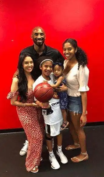 科比大女儿已长成亭亭玉立少女像极了母亲16岁175米