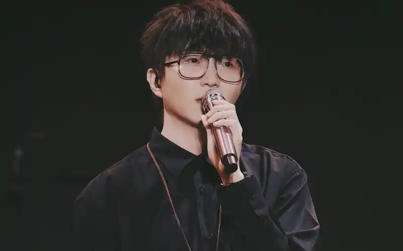 毛不易演唱会上右手插兜,声音沙哑引关注!