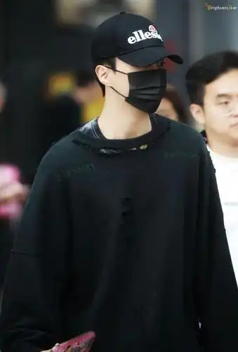 范丞丞低调进组拍戏 无剧透上下班饭拍曝光