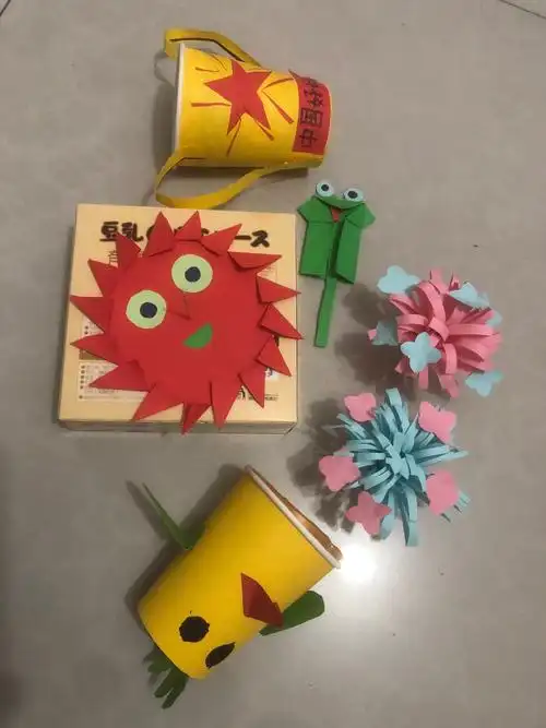 还会做一些喜欢的手工,为武汉加油! 看看看,病毒已经被我吹晕了.